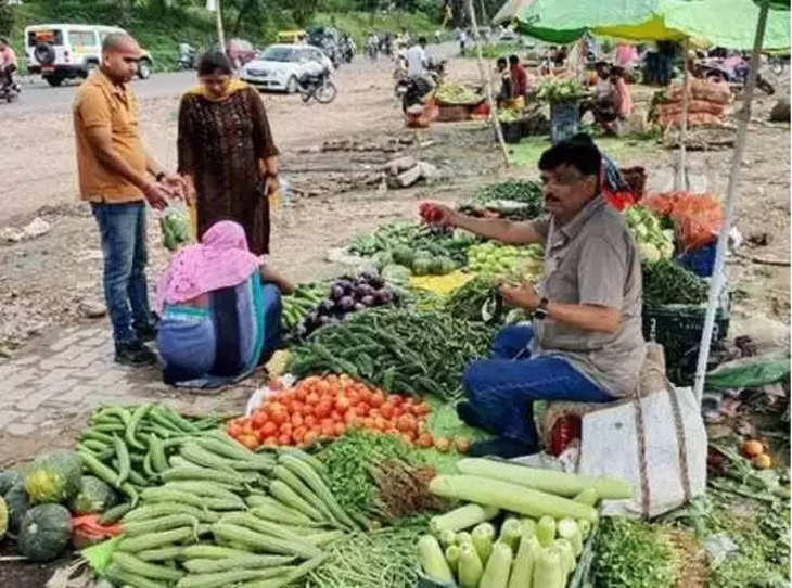 सब्जी बेचते नजर आया IAS अधिकारी, वजह जान लोग सादगी के फैन हो गए