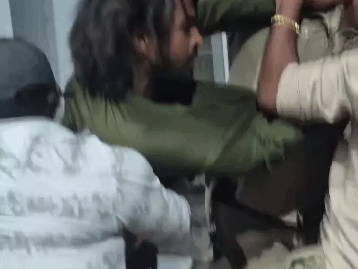 हबीबगंज थाने में बदमाश और पुलिस के बीच झूमाझटकी, वीडियो आया सामने; युवक को थप्पड़ मारते दिखे पुलिसकर्मी