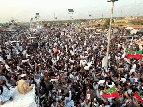 Pakistan Political Crisis: इमरान खान की रिहाई के लिए सड़कों पर उतरे हजारों समर्थक, इस्लामाबाद की ओर बढ़ा लॉन्ग मार्च