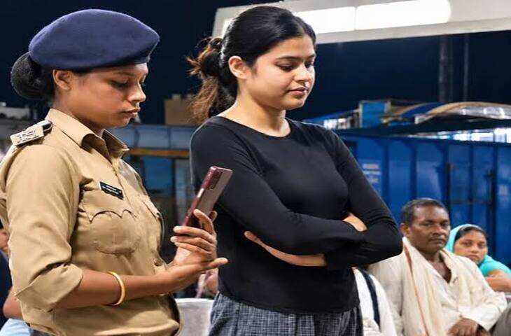 समस्तीपुर स्टेशन पर पकड़ी गई &lsquo;ग्लैमरस&rsquo; शराब तस्कर, वीडियो में जाने फर्स्ट क्लास बोगी से उतरी युवती के बैग में मिली विदेशी शराब की बोतलें