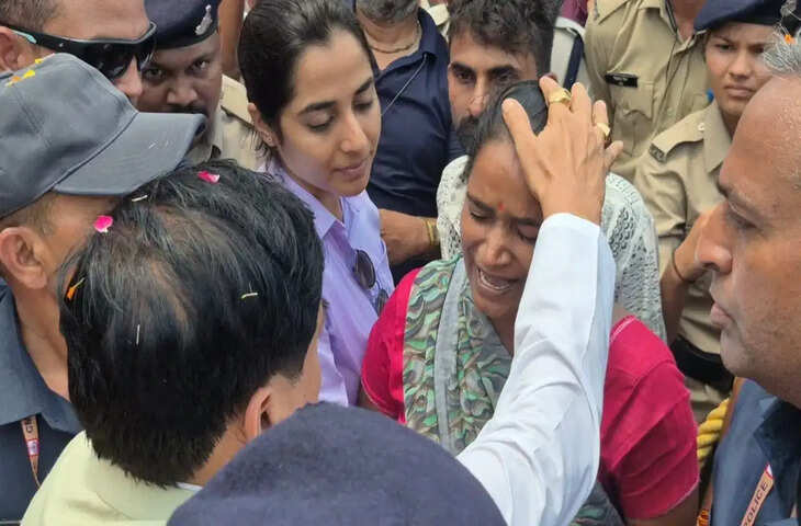 जबलपुर में CM कार्यक्रम के दौरान भावुक पल: न्याय की गुहार लेकर पहुंची महिला, सीएम ने दिया कार्रवाई का आश्वासन
