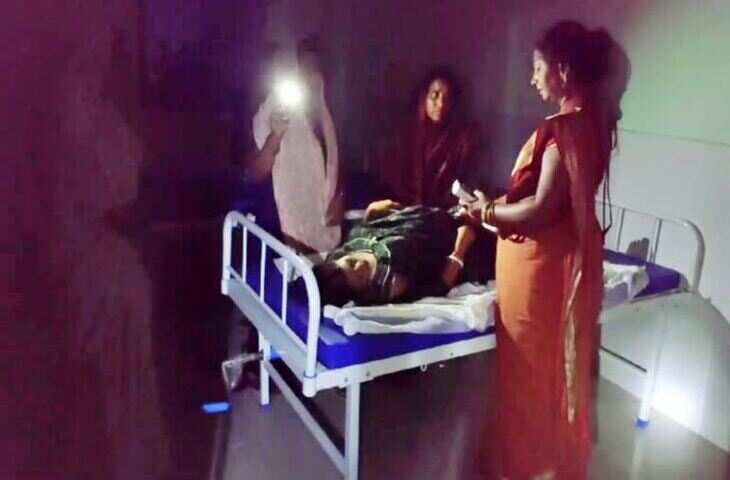 टॉर्च की रोशनी में इलाज कराने को मजबूर मरीज! बांग्लादेश में बिजली का हाहाकार, जानिए भारत के सामने क्या है मजबूरी