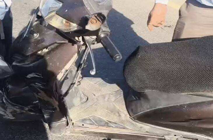 22 गोदाम एलिवेटेड रोड पर तेज रफ्तार वाहन ने स्कूटी को मारी टक्कर, फुटेज में देंखे महिला की मौत; ड्राइवर फरार