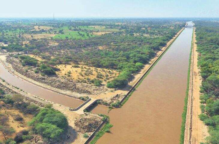 इंदिरा गांधी नहर भारत की सबसे बड़ी सिंचाई परियोजनाओं में से एक है। इसे पहले राजस्थान नहर (Rajasthan Canal) के नाम से जाना जाता था। यह नहर राजस्थान के रेगिस्तानी इलाकों में पानी पहुंचाकर वहां की कृषि और जीवन व्यवस्था को बदलने वाली ऐतिहासिक परियोजना साबित हुई है।  निर्माण और इतिहास  इंदिरा गांधी नहर परियोजना की शुरुआत 1958 में हुई थी। इसका उद्देश्य पंजाब के सतलुज और ब्यास नदियों के अतिरिक्त जल को राजस्थान के सूखे और मरुस्थलीय क्षेत्रों तक पहुंचाना था। इस परियोजना का नाम भारत की पूर्व प्रधानमंत्री इंदिरा गांधी के नाम पर रखा गया।  इस नहर का निर्माण पंजाब के हरिके बैराज से शुरू होता है, जहां सतलुज और ब्यास नदियों का पानी एकत्र किया जाता है। यहां से नहर राजस्थान के कई जिलों से होकर गुजरती है।  लंबाई और विस्तार  इंदिरा गांधी नहर की कुल लंबाई लगभग 650 किलोमीटर है। इसकी मुख्य नहर और शाखाओं का जाल हजारों किलोमीटर तक फैला हुआ है। यह नहर मुख्य रूप से राजस्थान के पश्चिमी और उत्तर-पश्चिमी हिस्सों में पानी पहुंचाती है।  इसके लाभ वाले प्रमुख जिले हैं:  श्रीगंगानगर हनुमानगढ़ बीकानेर जैसलमेर बाड़मेर चूरू जोधपुर के कुछ क्षेत्र राजस्थान में बदलाव  जहां कभी केवल रेगिस्तान और सूखा दिखाई देता था, वहां इंदिरा गांधी नहर आने के बाद खेती संभव हुई। इस परियोजना से लाखों हेक्टेयर भूमि सिंचित हुई और गेहूं, सरसों, कपास, गन्ना जैसी फसलों का उत्पादन बढ़ा।  नहर के कारण कई नए गांव बसे और लोगों को पीने का पानी भी उपलब्ध हुआ। पश्चिमी राजस्थान में हरियाली बढ़ाने और मरुस्थलीकरण रोकने में भी इसका महत्वपूर्ण योगदान रहा है।  महत्व  इंदिरा गांधी नहर को राजस्थान की "जीवन रेखा" कहा जाता है। यह केवल सिंचाई का साधन नहीं है, बल्कि राज्य के सामाजिक और आर्थिक विकास का आधार भी है।  इसके प्रमुख फायदे:  कृषि उत्पादन में वृद्धि पेयजल की उपलब्धता पशुपालन को बढ़ावा रोजगार के अवसर रेगिस्तानी क्षेत्रों में बसावट का विकास चुनौतियां  हालांकि इस परियोजना से राजस्थान को काफी लाभ मिला है, लेकिन इसके साथ कुछ समस्याएं भी सामने आई हैं। कई क्षेत्रों में जलभराव और भूमि में लवणीयता (खारापन) की समस्या बढ़ी है। इसके अलावा पानी के उचित प्रबंधन और संरक्षण की जरूरत लगातार बनी हुई है।  कुल मिलाकर इंदिरा गांधी नहर राजस्थान के इतिहास की सबसे महत्वपूर्ण जल परियोजनाओं में से एक है, जिसने थार के रेगिस्तान में विकास और जीवन की नई संभावनाएं पैदा की हैं।