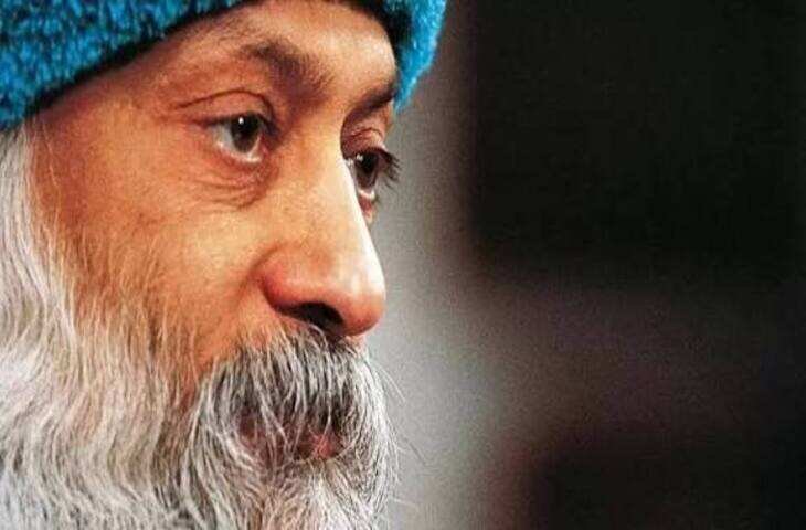ओशो के दर्शन में प्रेम केवल किसी व्यक्ति को पाने या उसके साथ रहने का नाम नहीं है। उनके अनुसार प्रेम एक ऐसी अवस्था है, जिसमें व्यक्ति दूसरे पर अधिकार जमाने, उसे बदलने या उससे कुछ पाने की इच्छा से मुक्त होने लगता है।  प्रेम और मोह में अंतर ओशो के विचारों को सरल शब्दों में समझें तो मोह कहता है&mdash;&ldquo;तुम मेरे हो।&rdquo; जबकि प्रेम कहता है&mdash;&ldquo;तुम स्वतंत्र हो।&rdquo;  मोह में डर होता है&mdash;व्यक्ति को खो देने का डर, अकेले रह जाने का डर और दूसरे के बदल जाने का डर। इसलिए मोह अक्सर अधिकार, अपेक्षा और ईर्ष्या पैदा करता है।  प्रेम में दूसरे व्यक्ति की स्वतंत्रता स्वीकार करने की क्षमता होती है।  क्या प्रेम वास्तव में सत्य है? ओशो के अनुसार प्रेम को केवल एक भावना मानना अधूरा है। भावना बदल सकती है। आज किसी के प्रति बहुत आकर्षण हो सकता है और कुछ समय बाद वही आकर्षण कम हो सकता है।  लेकिन जब प्रेम किसी व्यक्ति पर निर्भर रहने के बजाय आपके अस्तित्व की गुणवत्ता बन जाता है, तब वह अधिक गहरा हो जाता है।  यानी सवाल यह नहीं कि &ldquo;क्या कोई मुझसे प्रेम करता है?&rdquo; बल्कि सवाल यह है कि &ldquo;क्या मेरे भीतर प्रेम है?&rdquo;  जहां अपेक्षा है, वहां प्रेम कितना शुद्ध है? अक्सर हम कहते हैं&mdash;&ldquo;मैं तुमसे प्रेम करता हूं&rdquo;, लेकिन उसके पीछे कई अपेक्षाएं छिपी होती हैं:  तुम मुझे समय दो। तुम मुझे छोड़कर मत जाओ। तुम मेरी बात मानो। तुम मुझे महत्व दो। तुम हमेशा मेरे साथ रहो। जब ये अपेक्षाएं पूरी नहीं होतीं तो प्रेम तुरंत दुख, क्रोध या शिकायत में बदल जाता है।  ओशो की दृष्टि से ऐसी स्थिति में व्यक्ति दूसरे से प्रेम कम और अपनी जरूरतों की पूर्ति अधिक कर रहा होता है।  प्रेम में स्वतंत्रता जरूरी है सच्चे प्रेम में दूसरे व्यक्ति को नियंत्रित करने की जरूरत कम होती जाती है। आप उसके साथ रहना चाहते हैं, लेकिन उसके बिना अपने अस्तित्व को अधूरा नहीं मानते।  यही एक महत्वपूर्ण अंतर है:  &ldquo;तुम मेरे बिना नहीं रह सकते&rdquo; &mdash; निर्भरता। &ldquo;मैं तुम्हारे साथ रहना चाहता हूं, लेकिन तुम्हारी स्वतंत्रता का सम्मान करता हूं&rdquo; &mdash; प्रेम।  प्रेम और अकेलापन ओशो के विचारों में यह बात विशेष रूप से महत्वपूर्ण है कि जो व्यक्ति अपने अकेलेपन से पूरी तरह डरता है, वह अक्सर दूसरे व्यक्ति को प्रेम नहीं बल्कि अपनी खाली जगह भरने के लिए खोजता है।  जब व्यक्ति अकेले रहने में भी सहज होना सीखता है, तब उसका संबंध अधिक स्वतंत्र हो सकता है। तब वह दूसरे को इसलिए नहीं चाहता कि उसके बिना वह टूट जाएगा, बल्कि इसलिए चाहता है क्योंकि उसके साथ जीवन और सुंदर हो जाता है।  प्रेम को पकड़ना नहीं पड़ता प्रेम को जितना पकड़ने की कोशिश करेंगे, उतना ही उसमें भय और तनाव बढ़ सकता है। फूल को पकड़कर रखने से फूल बचता नहीं; उसे खिलने के लिए जगह चाहिए।  इसी तरह प्रेम में भी स्वतंत्रता, विश्वास और जागरूकता जरूरी हैं।  ओशो के विचारों का सार अगर इसे एक सरल सूत्र में समझें:  मोह कहता है: &ldquo;मुझे तुम्हारी जरूरत है, इसलिए मैं तुमसे प्रेम करता हूं।&rdquo; प्रेम कहता है: &ldquo;मैं पूर्ण हूं, फिर भी तुम्हारे साथ अपनी खुशी बांटना चाहता हूं।&rdquo;  इसलिए ओशो की दृष्टि में प्रेम कोई ऐसी चीज नहीं जिसे बाहर से हासिल करना है। जितना भय, अधिकार, अपेक्षा और अहंकार कम होते हैं, उतनी ही प्रेम की संभावना बढ़ती है।  प्रेम तब अधिक सत्य के करीब आता है, जब उसमें दूसरे को पाने से ज्यादा दूसरे को समझने और स्वतंत्र रहने देने की क्षमता पैदा होती है।