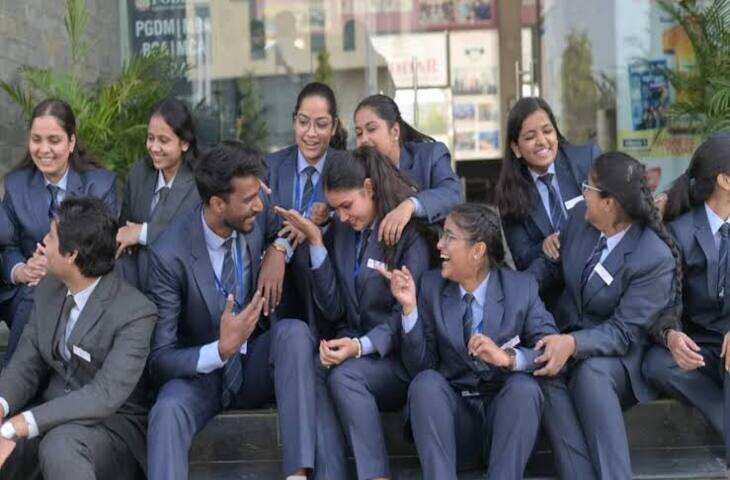 विदेश जाने का ट्रेंड बदला! अब ज्यादा छात्र भारत में करना चाहते हैं Graduation, सर्वे में सामने आया बड़ा बदलाव