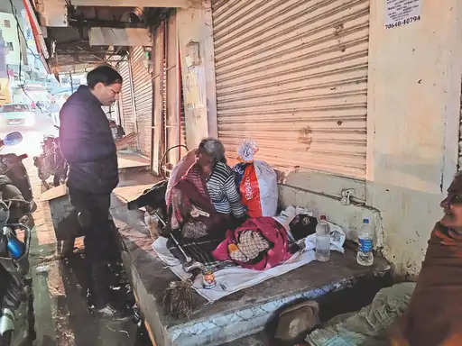 Udaipur देर शाम संकरी गलियों में घूम रहे निगम आयुक्त, बंद रोडलाइट, खुले तार और गड्ढे देख लगाई फटकार