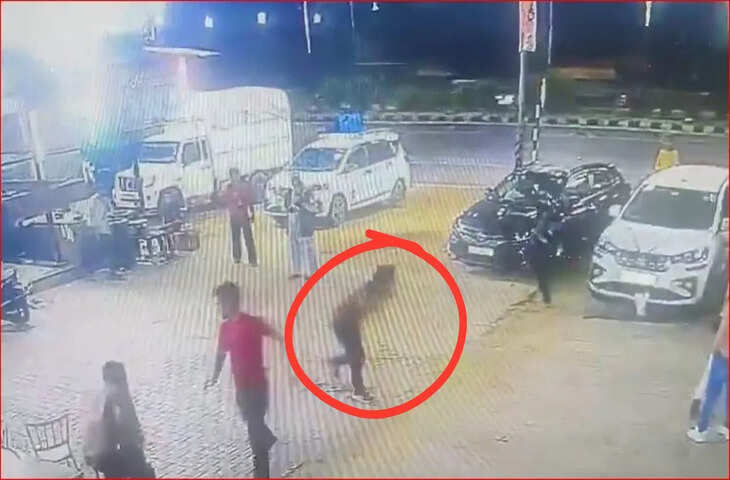 उत्तर प्रदेश के हापुड़ जिले में दिल्ली-लखनऊ नेशनल हाईवे पर स्थित एक ढाबे पर उस वक्त सनसनी फैल गई, जब एक युवक ने सरेआम अपनी ही गर्दन काटकर आत्महत्या कर ली। यह दिल दहला देने वाली घटना ढाबे में लगे सीसीटीवी कैमरों में कैद हो गई, जिसने सभी को स्तब्ध कर दिया।  जानकारी के अनुसार, मृतक की पहचान बरेली जिले के थाना शाही क्षेत्र के गांव दूना निवासी सलमान (30 वर्ष) के रूप में हुई है। घटना के समय सलमान खून से लथपथ सड़क की ओर भागता नजर आया और कुछ ही दूरी पर उसने तड़प-तड़प कर दम तोड़ दिया।  घटना की सूचना मिलने के बाद मौके पर हापुड़ पुलिस पहुंची और शव को कब्जे में लेकर पोस्टमार्टम के लिए भेज दिया। पुलिस ने बताया कि मृतक की मानसिक स्थिति और आत्महत्या के कारणों की जांच की जा रही है। सीसीटीवी फुटेज को भी कब्जे में लेकर घटना की हर पहलू से समीक्षा की जा रही है।  स्थानीय लोगों ने बताया कि ढाबे पर यह घटना अचानक हुई और उसे रोकने के लिए कोई भी प्रयास सफल नहीं हो सका। वे कहते हैं कि सलमान के अचानक आत्महत्या करने से पूरे इलाके में खलबली मच गई। ढाबे के कर्मचारी और राहगीर घटनास्थल पर पहुंचकर चकित रह गए।  पुलिस ने आसपास के लोगों और ढाबे के कर्मचारियों से पूछताछ शुरू कर दी है। शुरुआती जांच में यह स्पष्ट नहीं हो पाया है कि सलमान ने आत्महत्या क्यों की। पुलिस ने कहा कि मानसिक तनाव, पारिवारिक विवाद या किसी अन्य व्यक्तिगत कारणों की जांच की जा रही है।  घटना की वीडियो फुटेज सोशल मीडिया पर तेजी से वायरल हो गई है, जिससे आम जनता में भी चिंता और सनसनी फैल गई है। पुलिस ने लोगों से अपील की है कि वे इस तरह की वीडियो या अफवाहों पर भरोसा न करें और केवल आधिकारिक जानकारी का पालन करें।  विशेषज्ञों का कहना है कि इस तरह की घटनाओं में मानसिक स्वास्थ्य का बेहद महत्वपूर्ण योगदान होता है। उन्होंने परिवारों और समाज से अपील की है कि वे मानसिक तनाव के संकेतों को पहचानें और जरूरत पड़ने पर उचित सहायता मुहैया कराएं।  हापुड़ पुलिस ने बताया कि इस मामले में आत्महत्या की गहन जांच की जा रही है। उन्होंने आश्वासन दिया कि घटना के सभी पहलुओं को ध्यान में रखते हुए कानूनी कार्रवाई और आवश्यक रिपोर्टिंग की जाएगी।  सलमान की यह आत्महत्या न केवल उसके परिवार के लिए बल्कि पूरे इलाके के लोगों के लिए भी एक दुखद हादसा है। घटना ने यह स्पष्ट किया है कि मानसिक तनाव और व्यक्तिगत समस्याओं के समय सही मार्गदर्शन और सहायता कितना महत्वपूर्ण है।  इस तरह, हापुड़ के दिल्ली-लखनऊ हाईवे पर ढाबे में हुई यह आत्महत्या एक गंभीर चेतावनी है कि समाज और परिवार को मानसिक स्वास्थ्य और व्यक्तिगत समस्याओं पर गंभीरता से ध्यान देने की आवश्यकता है।