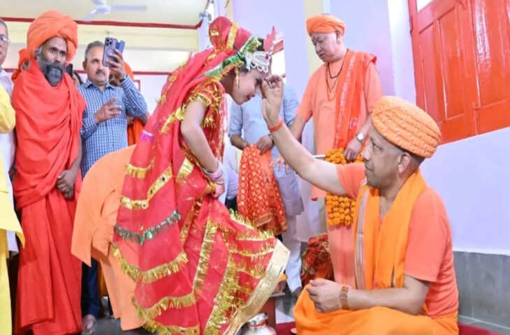गोरखपुर में शारदीय नवरात्रि की महानवमी पर मुख्यमंत्री योगी आदित्यनाथ ने किया कन्या पूजन