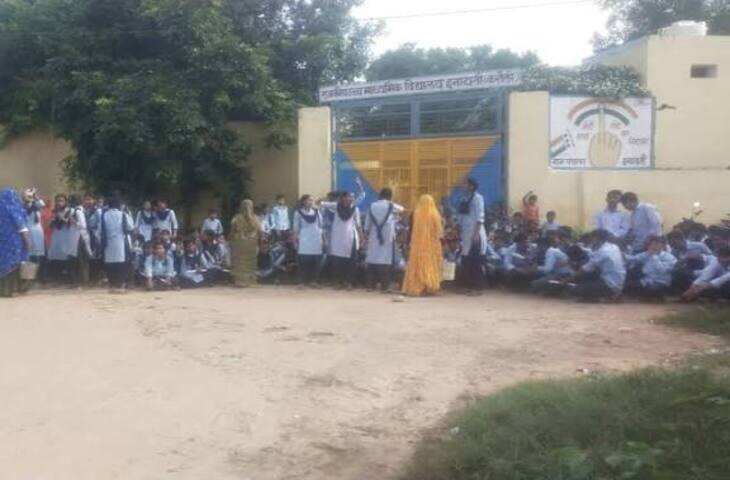 करौली के सरकारी स्कूल में क्लास के समय शख्स के सोने का वीडियो वायरल, प्रिंसिपल होने का दावा