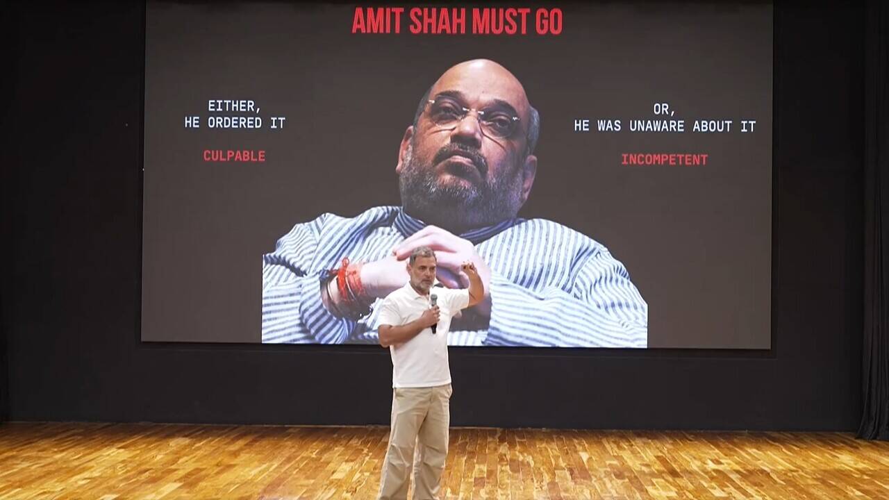 अमित शाह के खिलाफ सड़कों पर उतरी यूथ कांग्रेस, इस्तीफे की मांग को लेकर दिल्ली में निकाला बड़ा मार्च