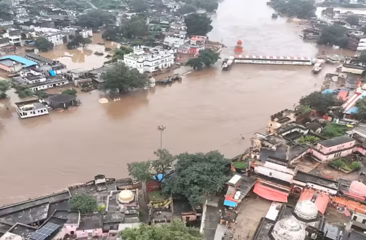 चित्रकूट में मंदाकिनी का रौद्र रूप, पांच दिन से खतरे के निशान के ऊपर नदी; 400 दुकानें और 200 मकान जलमग्न
