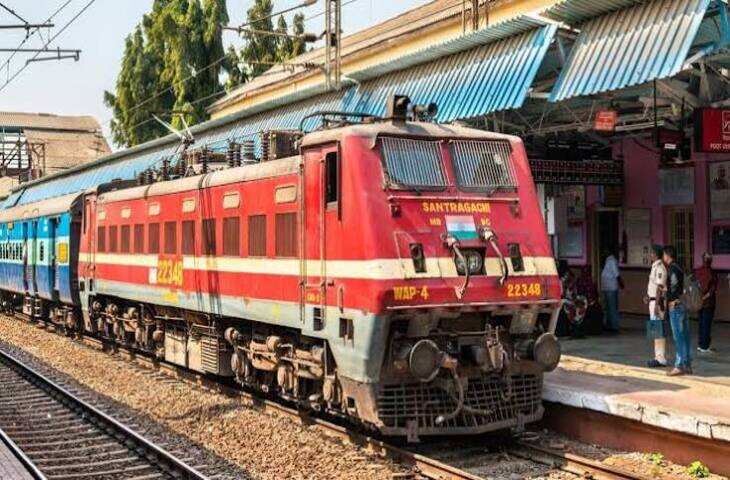 त्योहार पर घर जाने की तैयारी? स्पेशल ट्रेन और रेगुलर ट्रेन में टिकट कराने से पहले जान लें ये बड़े फर्क, नहीं तो होगी परेशानी!