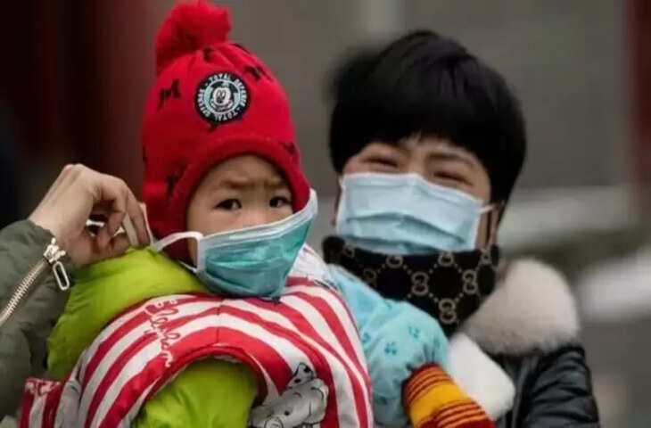 राजसमंद न्यूज़ डेस्क, जिले में कोरोना संक्रमण लगातार बढ़ रहा है। हालांकि कोरोना को मात देने वालों की संख्या में भी बढ़ोतरी हो रही है। लेकिन सबसे बड़ी चिंता छोटे बच्चे भी कोरोना से संक्रमित हाेने पर हाे रही है। रविवार को आई रिपोर्ट में भी 10 साल से छोटे 11 बच्चे संक्रमित पाए गए हैं। पिछले 16 दिनों के दौरान 1 से 10 साल की उम्र के 57 बच्चे संक्रमित हुए हैं।  राहत की बात यह है कि इन बच्चों में हल्के लक्षण देखने को मिले हैं। चिकित्सा विभाग की तरफ से भी लोगों को लगातार सावधानी बरतने और कोरोना प्रोटोकॉल की पालना की सलाह दी जा रही है। जिले में ग्रामीण क्षेत्रों के मुकाबले शहर में संक्रमण अधिक बढ़ रहा है।  तीसरी लहर के दौरान जिलेभर में 1091 एक्टिव केस हैं। इनमें से भी सबसे ज्यादा केवल राजसमंद शहर में ही 435 से अधिक लोग कोरोना पॉजिटिव मिले हैं। जिले में ग्रामीण क्षेत्रों के मुकाबले शहरी क्षेत्र में लगातार केस बढ़ रहे हैं। रविवार को भी राजसमंद शहर में ही 53 पॉजिटिव केस सामने आए हैं। वहीं प्रशासन को भी शहर में सख्ती बरतने के प्रयास करने चाहिए।  जिलेभर में रविवार को कोरोना के 235 पॉजिटिव राेगी मिले हैं। रविवार को सबसे ज्यादा 57 केस रेलमगरा में मिले हैं। इसके बाद राजसमंद में 53, देवगढ़ में 23, केलवाड़ा में 26, खमनोर में 25, भीम ब्लाॅक में 18 व नाथद्वारा में 20 राेगी मिले हें। राहत की बात यह है रविवार को 55 लोग कोरोना से रिकवर भी हुए हैं। चिकित्सा विभाग की तरफ से कोरोना के मामलों को देखते हुए वैक्सीनेशन पूरा करने के निर्देश दिए हैं। लोगों से भी अपील की जा रही है कि कोरोना से बचने के लिए वैक्सीनेशन जरूर कराएं।  जिले में कोरोना के बढ़ते मामलों के बीच राहत की बात है कि ज्यादातर मरीज घरों पर ही ठीक हाे रहे हैं। फिजिशियन डॉ. कृपाशंकर ने बताया कि कोरोना संक्रमण के मामले एक बार फिर से बढ़ने लगे हैं। लेकिन इस बीच राहत की बात यह है कि पॉजिटिव आ रहे मरीजों में गंभीर लक्षण सामने नहीं आ रहे। फिर भी लोगों को सावधानी बरतने की जरुरत है। संक्रमण से बचाव के लिए पूरी तरह एहतियात व सावधानी बरतें। घर से बाहर जाते समय हमेशा मास्क लगाकर रखें, सोशल डिस्टेंसिंग की पालना करें।  कलेक्टर नीलाभ सक्सेना ने रविवार को आरके अस्पताल का निरीक्षण किया और व्यवस्थाओं को देखा। इसके साथ ही उन्होंने चिकित्सालय के विभिन्न वार्ड में गए और रोगियों से बातकर उनके इलाज के बारे में जानकारी ली। कलेक्टर ने चिकित्सा अधिकारियों को आवश्यक निर्देश दिए। पीएमओ डॉ. ललित पुरोहित ने उन्हें चिकित्सालय के बारे में चल रहे कार्यों उपलब्धता के बारे में विस्तार से जानकारी दी। इस दौरान डॉ. दिनेश रॉय, कर्मचारी एसोसिएशन कमलेश कुमावत, पीएमओ व अन्य चिकित्सा अधिकारी मौजूद रहे।​​​​​​​  राजस्थान न्यूज़ डेस्क !!!