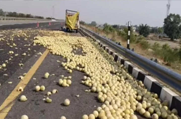 पूर्वांचल एक्सप्रेस-वे पर पलटा नाशपाती भरा पिकअफ, मदद को आए लोग और मच गई लूट