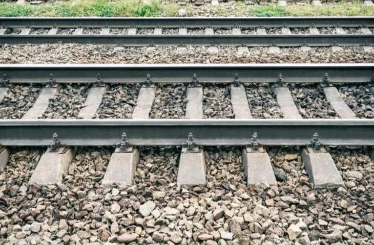रेलवे ट्रैक पर पत्थर क्यों बिछाए जाते हैं? जानिए इसके पीछे की अहम वजह