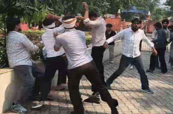 पुलिस के सामने छात्रों में जमकर लात-घूसे चले, मेरठ कॉलेज में बेल्ट से मारपीट; फ्रेशर छात्र की पिटाई पर बवाल
