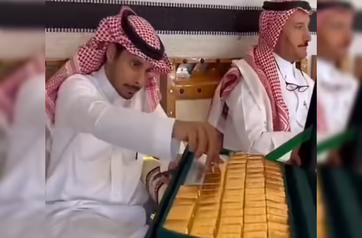 शादी में शेख साहब ने चाय के साथ बाँट दिए सोने के बिस्किट, वीडियो देख लोग बोले - 'वाह रईसी हो तो ऐसी....'