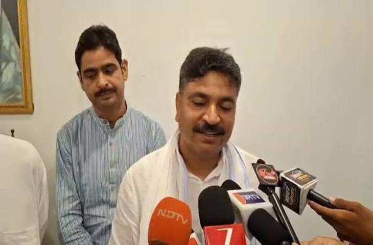 अलवर में CM भजनलाल शर्मा के रोड शो पर कांग्रेस का हमला, वीडियो में टीकाराम जूली बोले- 500-700 लोग ही पहुंचे; भंवर जितेंद्र सिंह ने भी साधा निशाना