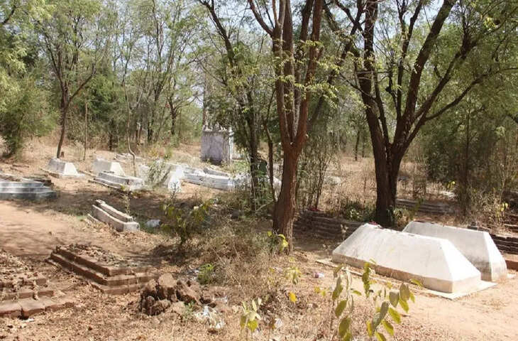 एक युवक ने कब्रिस्तान के चौकीदार की धारदार हथियार से वार हत्या कर दी
