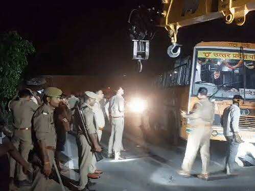 एटा में भीषण सड़क हादसा: बेकाबू कंटेनर ने रोडवेज बस के यात्रियों को रौंदा, 5 की मौत; 12 घायल