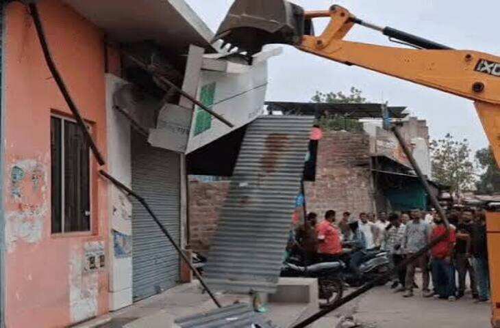 जोधपुर में अतिक्रमण हटाने की कार्रवाई के दौरान हंगामा, फुटेजमे देंखे होटल मालिक ने खुद पर तेल उड़ेला, युवक जेसीबी पर चढ़ा