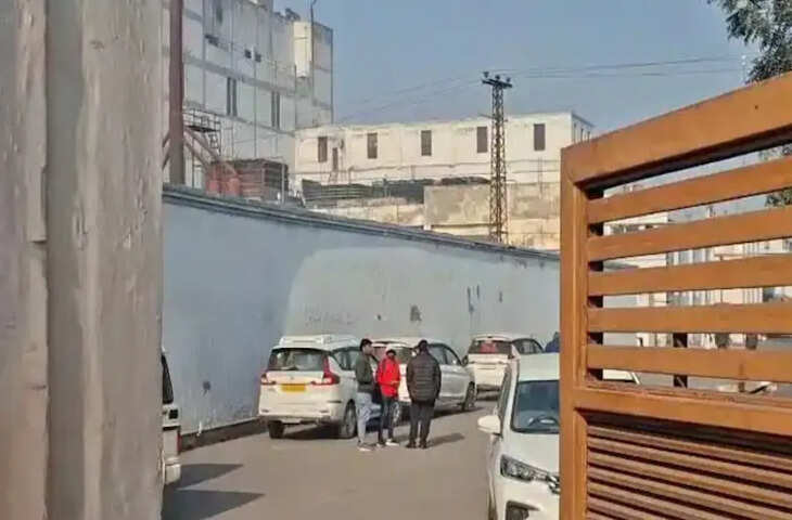 धौलपुर में डेयरी पर इनकम टैक्स का छापा, अलसुबह आयकर विभाग की टीम को देखकर कर्मचारी भी हैरान