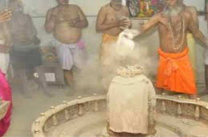 उज्जैन महाकाल मंदिर में भव्य भस्म आरती: ब्रह्ममुहूर्त में वैदिक मंत्रों के बीच हुआ भगवान महाकाल का पंचामृत अभिषेक