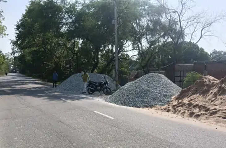 सड़क पर बिखरी निर्माण सामग्री से बढ़ा खतरा, अंधा मोड़ बन रहा हादसों की वजह