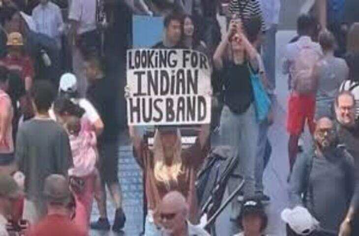 'भारतीय पति की तलाश है', हाथ में होर्डिंग लेकर Times Square पर खड़ी हुई लड़की