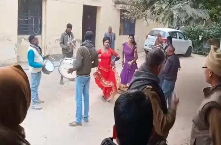 अमेठी में लेखपाल की रिटायरमेंट पर तहसील में हुआ धूम धडाका&hellip; युवकों ने महिलाओं के कपड़े पहन लगाए ठुमके, उठे&nbsp;