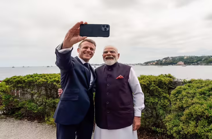 मोदी-मैक्रों की शानदार बॉन्डिंग फिर आई नजर, सेल्फी से लेकर गले मिलने तक का वीडियो वायरल, बैकग्राउंड में गूंजा &lsquo;आरी आरी आरी&rsquo;