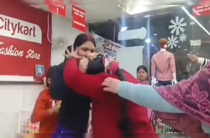 Viral Video: मॉल में पति की बेवफाई का ड्रामा! पत्नी और प्रेमिका के बीच हुई जबरदस्त मारा-मारी, यहाँ देखिये विराल वीडियो&nbsp;