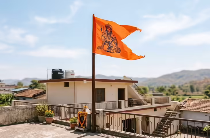 घर की छत पर हनुमान जी का झंडा: आस्था का प्रतीक या ऊर्जा का स्रोत? जानिए सही दिशा और नियम