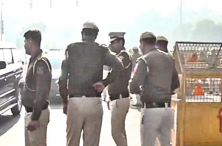 ग्रेटर नोएडा के नवादा गांव में झगड़ा हिंसक रूप ले गया, 11 गिरफ्तार