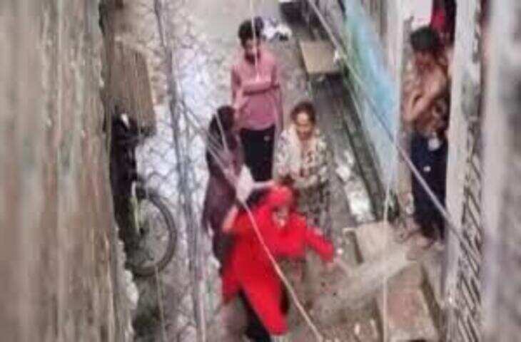 ले थप्पड़, ले चप्पल, गांव की आंटियों में मचा तगड़ा क्लेश, इंटरनेट पर वायरल वीडियो देख दंग रह गए यू