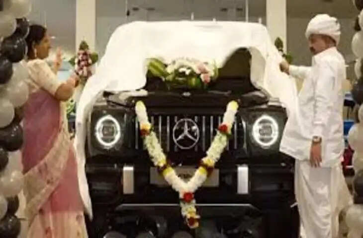  जब धोती-कुर्ता और पगड़ी पहनकर 3 करोड़ की मर्सिडीज G-wagon लेने पहुंचा किसान, देसी स्वैग देख हर कोई कर रहा तारीफ