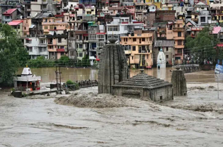 हिमाचल में मानसून का कहर: बाढ़ में बहीं सड़कें, फुटेज में देंखे जेसीबी की बकेट से मरीज को कराया नदी पार, 46 सड़कें बंद