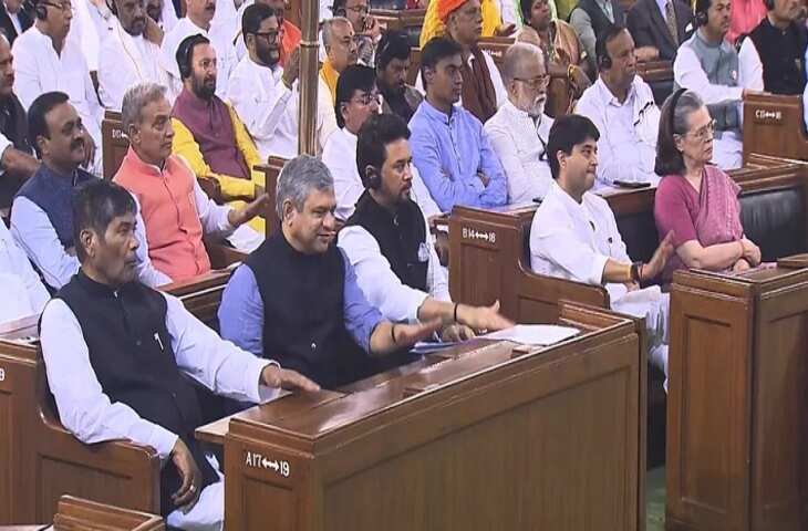 संसद में एक कार्यक्रम के दौरान केंद्रीय मंत्री ज्योतिरादित्य सिंधिया कांग्रेस नेता सोनिया गांधी के बगल में बैठे नजर आए. दोनों को एक साथ बैठा देख लोग हैरान रह गए. तीन साल पहले कांग्रेस से बगावत कर सिंधिया बीजेपी में शामिल हो गए थे. इसके चलते मध्य प्रदेश में कांग्रेस की सरकार गिर गई और बीजेपी सत्ता में आ गई.  समय के साथ ऐसा लगता है कि सोनिया गांधी और ज्योतिरादित्य सिंधिया के बीच दूरियां कम हो गई हैं. मंगलवार को इसका असर दिखा. पुराने संसद भवन के सेंट्रल हॉल में आयोजित एक कार्यक्रम में सिंधिया सोनिया गांधी के बगल में बैठे, इस दौरान दोनों के बीच बातचीत हुई.    सोनिया गांधी मल्लिकार्जुन खड़गे के साथ अगली पंक्ति में बैठी थीं  सोनिया गांधी कांग्रेस अध्यक्ष मल्लिकार्जुन खड़गे और लोकसभा में पार्टी नेता अधीर रंजन चौधरी के साथ अगली पंक्ति में बैठी थीं। इसी बीच सिंधिया उनके पास गए और सोनिया गांधी से बात की. इसके बाद वह सूचना एवं प्रसारण मंत्री अनुराग ठाकुर के बगल में बैठे.  जब सोनिया गांधी के बगल की सीट खाली हुई तो सिंधिया आये  खड़गे और चौधरी उपराष्ट्रपति और राज्यसभा अध्यक्ष जगदीप धनखड़, प्रधान मंत्री नरेंद्र मोदी और लोकसभा अध्यक्ष ओम बिरला के साथ मंच साझा करने गए। इससे सोनिया गांधी के बगल वाली सीट खाली हो गई. सिंधिया अपनी सीट से उठे और सोनिया गांधी के बगल वाली खाली सीट पर बैठ गये.  यह भी पढ़ें- संसद का पुराना भवन अब संविधान भवन: लोकसभा सचिवालय ने जारी की अधिसूचना  सिंधिया की वजह से गिरी थी कमलनाथ सरकार  आपको बता दें कि 2020 में सिंधिया ने अपने समर्थक 22 विधायकों के साथ कांग्रेस छोड़ दी थी. इसके चलते मध्य प्रदेश में कमलनाथ सरकार गिर गई. यह कार्यक्रम संसद की समृद्ध विरासत को मनाने के लिए संसद के केंद्रीय कक्ष में आयोजित किया गया था और इसमें राज्यसभा और लोकसभा दोनों के सदस्यों ने भाग लिया था।