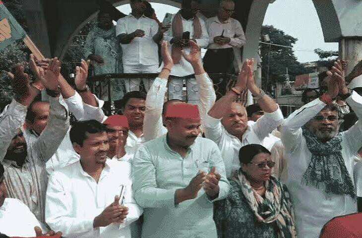 अखिलेश को हिरासत में लिया, सड़कों पर उतरे सपा कार्यकर्ता; आगरा में पुलिसकर्मी ने मारे थप्पड़, लखनऊ में घसीटने का VIDEO