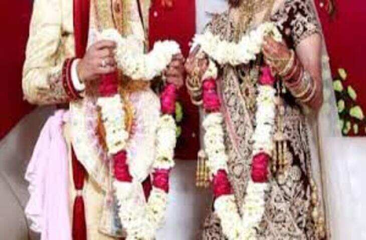 वर माला पहना रहा था दूल्हा, तभी घरातियों ने पीछे से कर दिया कांड, टूटते-टूटते बची शादी- वीडियो वायरल