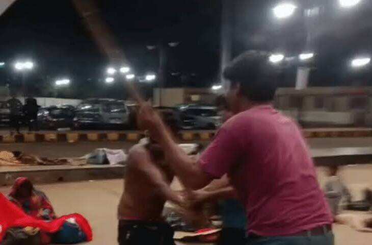 दमोह रेलवे स्टेशन पर देर रात बवाल: दो पक्षों में डंडों से मारपीट, महिलाओं ने भी की हाथापाई; वीडियो वायरल