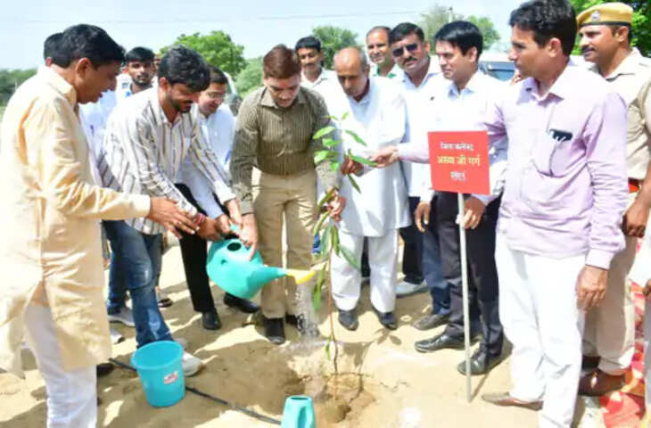 वन महोत्सव के तहत अलीपुर के सरकारी स्कूल में पौधारोपण, पर्यावरण संरक्षण का दिया संदेश