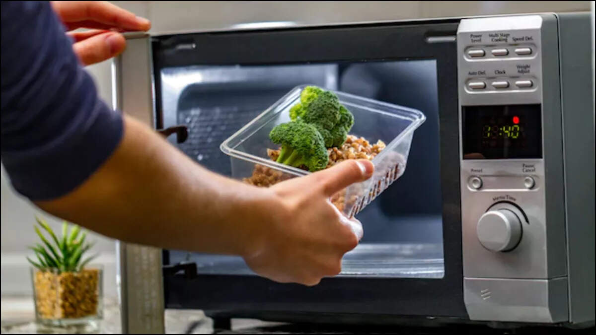How safe is it to heat food in a microwave oven? You will be shocked to