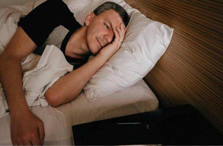 &nbsp; Sleep Problems: आधी रात को बार-बार जागना किस ओर करता है इशारा? जानें वजह और उपाय