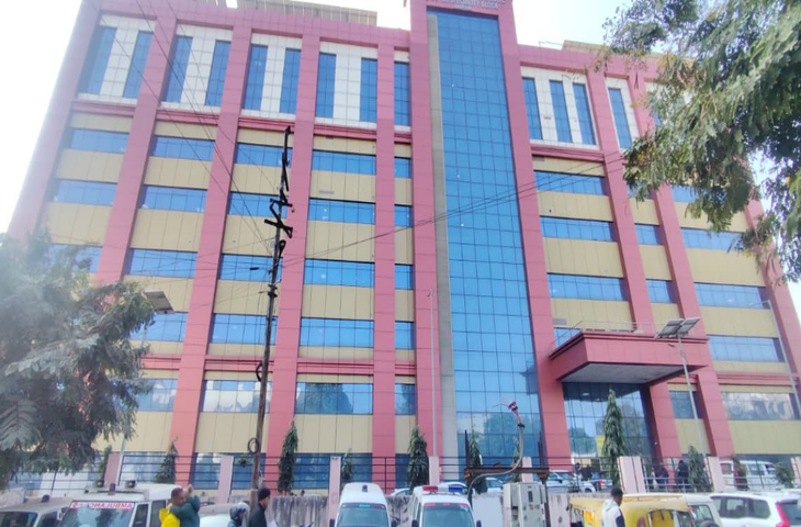 एसएमएस अस्पताल में सुपर स्पेशियलिटी बिल्डिंग की छठी मंजिल से कूदा मरीज, वीडियो में जानें चारों और फैला खून, बिखरे मांस के टुकड़े