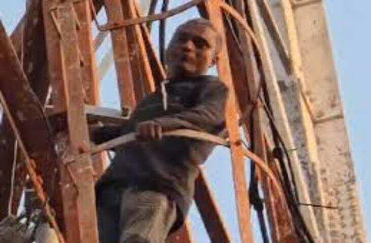 झांसी में नशे में धुत सरकारी कर्मचारी टावर पर चढ़ा, वीडियो में देखें 3 घंटे चला ड्रामा