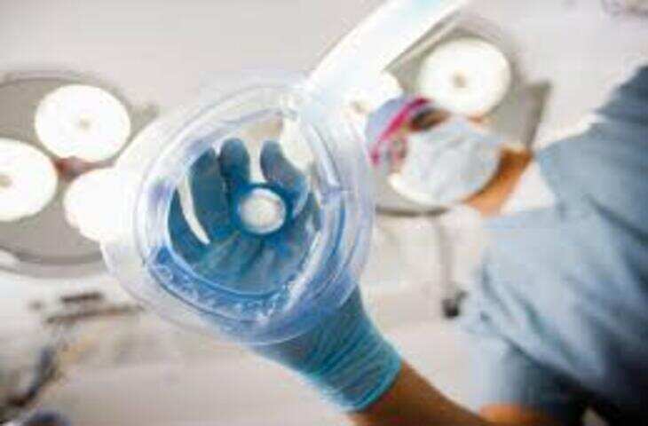 बेटे के ऑपरेशन के लिए आए पिता को एनेस्थिसिया देकर कर डाली सर्जरी, सवालों के घेरे में अस्पताल