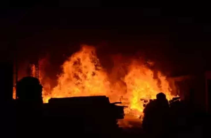 Delhi में दुकान में लगी आग, व्यक्ति की जलकर मौत !