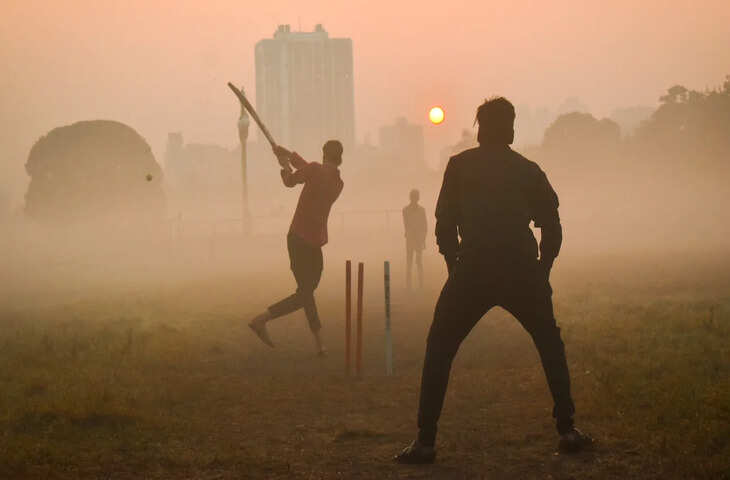 Viral Funny Video: बढ़ती सर्दी में क्रिकेट खेलना पड़ा भारी, दिल्ली के लड़कों की हालत देख नहीं रुकेगी हंसी